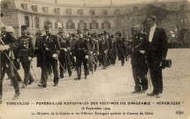 Versailles - Funérailles nationales des victimes du dirigeable " La République " - 28 septembre 1909 - Le ministre de la guerre et les officiers étrangers quittent la Caserne du Génie. E. L. D.