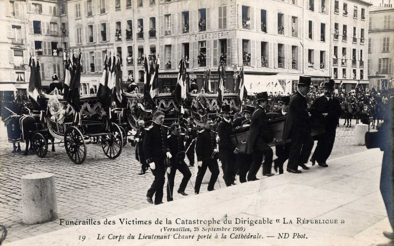 Funérailles des victimes de la catastrophe du dirigeable "La République" (Versailles, 28 septembre 1909) - Le corps du Lieutenant Chauré porté à la Cathédrale. N.D. photo