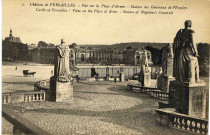 Château de Versailles. Vue de la place d'Armes. Statues des généraux de l'Empire.Castel of Versailles. View on the place of Arms. Statues of Napoleon's generalsVersaillesMme Moreau édit.