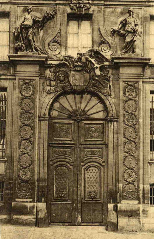Bibliothèque de Versailles. Porte monumentale. Cliché M. Brechin