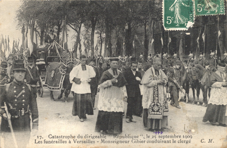 Catastrophe du dirigeable "République", le 25 Septembre 1909 - Les funérailles à Versailles, Monseigneur Gibier conduisant le clergé. C. Malcuit, phot-édit., Paris