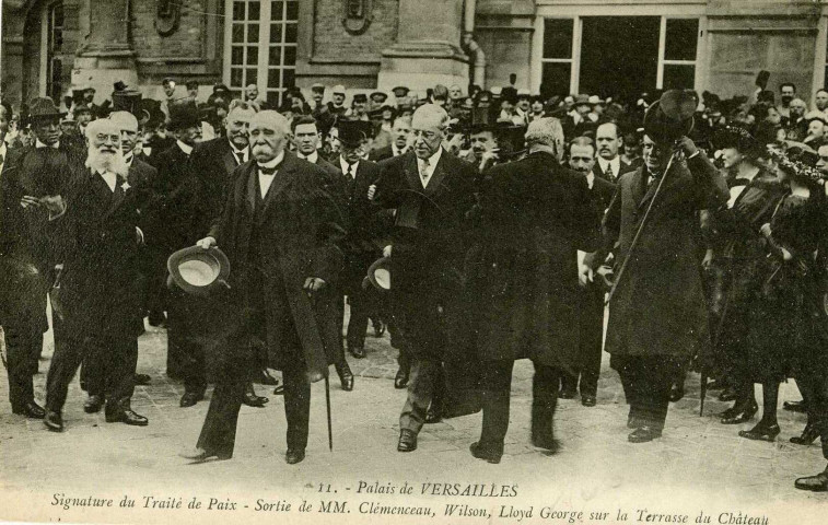 Palais de Versailles - Signature du Traité de Paix. Sortie de MM Clemenceau, Wilson, Lloyd George sur la terrasse du Château. Mme Moreau édit., Versailles