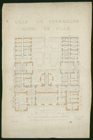 Hôtel de ville de Versailles. Plan du soubassement du bâtiment central, rez-de-chaussée des bâtiments en ailes.