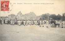 Versailles - Place d'Armes - Autour de la musique pendant la pose. A. Bourdier, impr.-édit., Versailles