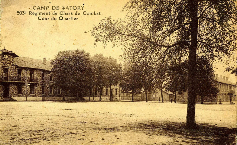 Camp de Satory - 503e régiment de chars de combat. Cour du quartier. F. David, 21 rue des Réservoirs, Versailles