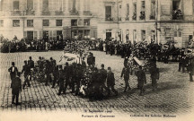 Versailles - Funérailles des victimes du dirigeable " La République " - 28 septembre 1909 - Porteurs de couronnes. Collection des Galeries Modernes