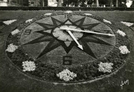 Versailles - Hôtel de Ville - Horloge Florale. Les Éditions d'Art Yvon, 15 rue Martel, Paris