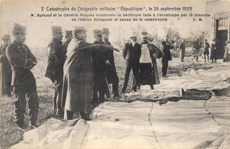 Catastrophe du Dirigeable militaire "République", le 26 septembre 1909 - M. Surcouf et le Général Roques examinent la déchirure faite à l'enveloppe par la branche de l'hélice échappée et cause de la catastrophe. C.M.
