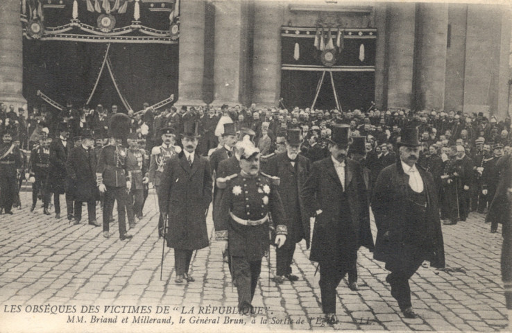 Les obsèques des victimes de "La République" - MM. Briand et Millerand, le Général Brun, à la Sortie de l'église. L.L.