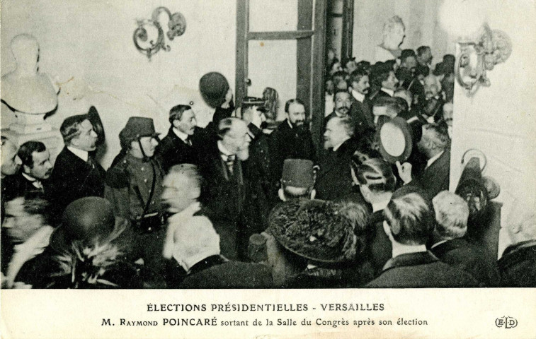 Élections présidentielles - Versailles. M. Raymond Poincaré sortant de la salle du Congrès après son élection. E.L.D.