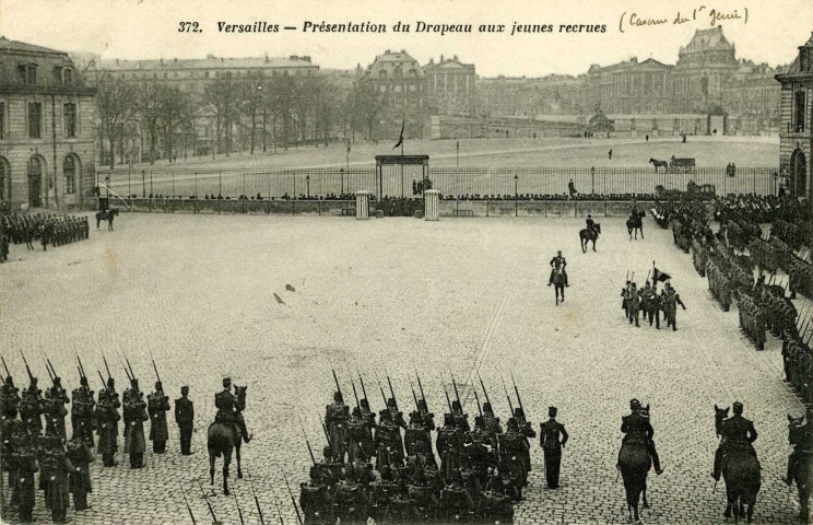 Versailles - Présentation du Drapeau aux jeunes recrues. Héliotypie A. Bourdier, Versailles