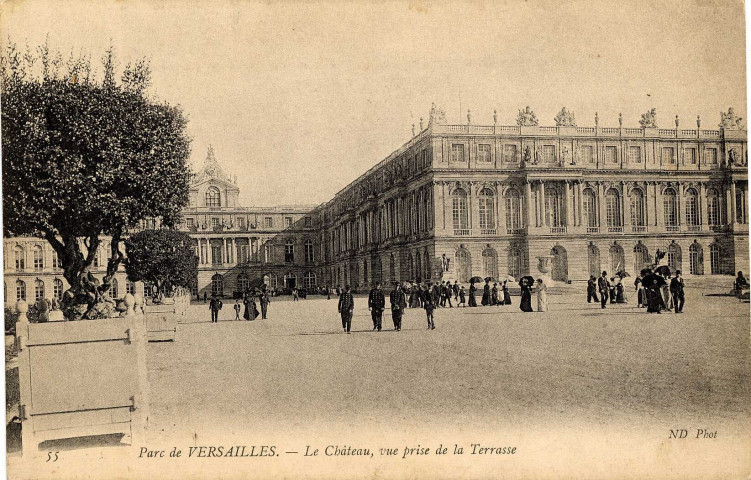 Parc de Versailles - Le Château, vue prise de la Terrasse. ND Phot.