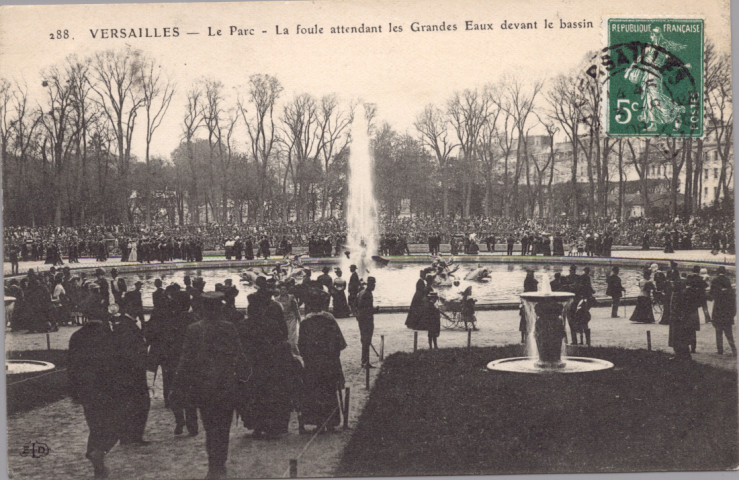Versailles - Le Parc - La foule attendant les Grandes Eaux devant le bassin. E.L.D.