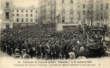 Catastrophe du dirigeable militaire " La République ", le 25 septembre 1909 - Funérailles des victimes à Versailles - La foule des officiers attendant la levée des corps. C. Malcuit, phot.-édit., Paris