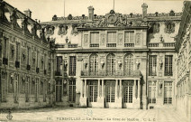 Versailles - Le Palais - La Cour de Marbre. C.L.C.