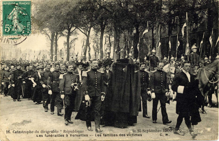 Catastrophe du dirigeable militaire " La République ", le 25 septembre 1909 - Les funérailles à Versailles - Les familles des victimes. C. Malcuit, phot.-édit., Paris