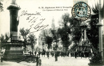 S. M. Alphonse XIII à Versailles. Les pylones et l'Hôtel de ville. A. Bourdier, imp.-édit., Versailles