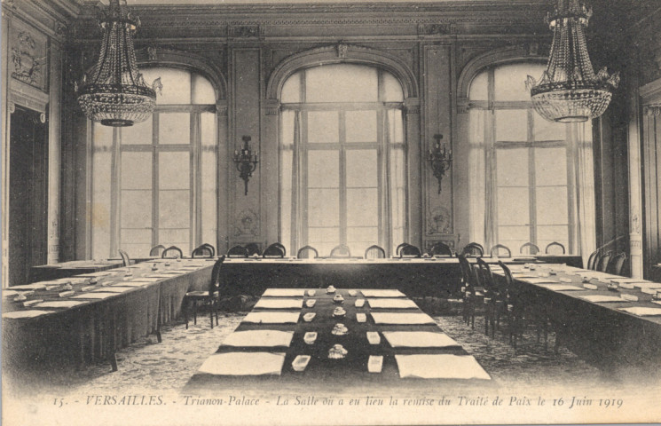 Versailles - Trianon Palace - Salle où eu lieu la remise du Traité de Paix le 16 juin 1919. Mme Moreau, édit., Versailles