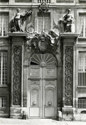 Bibliothèque de Versailles - Porte monumentale sur la rue de l'Indépendance-Américaine. Éd. d'Art A. P., Versailles
