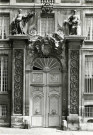 Bibliothèque de Versailles - Porte monumentale sur la rue de l'Indépendance-Américaine. Éd. d'Art A. P., Versailles