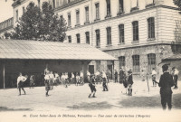 École Saint-Jean de Béthune, Versailles - Une cour de récréation (Moyens). Héliotypie A. Bourdier, Versailles