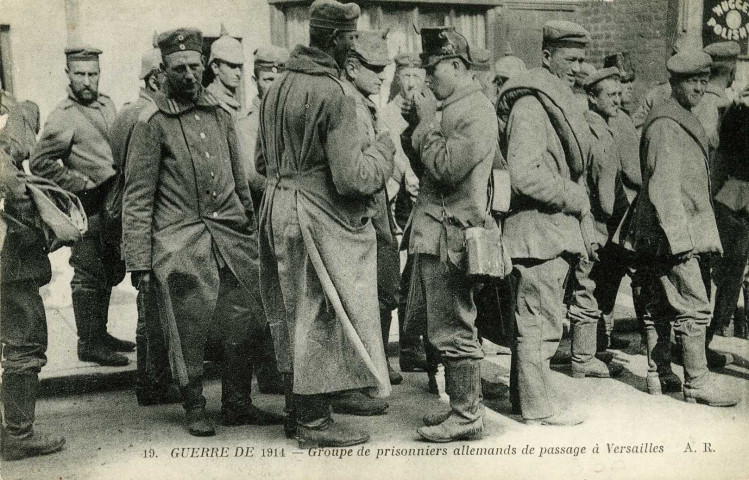 Guerre de 1914 - Groupe de prisonniers allemands de passage à Versailles. A. Richard, 84 Faubourg du Temple, Paris