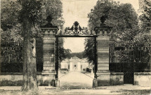 Versailles - Grille d'Honneur du Parc Chauchard. A. Bourdier, impr.-édit., Versailles