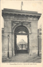 Versailles (S.-et-O.) - Entrée du Lycée Hoche. B. F., Paris