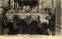 Les obsèques des victimes de "La République" - Les quatre corbillards exposés au cimetière. L.L.