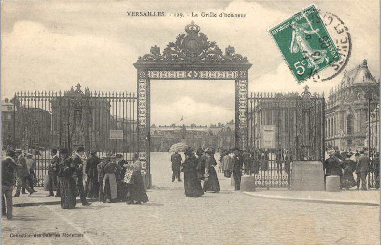 Versailles - La Grille d'honneur. Collection des Galeries Modernes