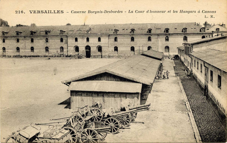 Versailles - Caserne Borgnis - Desbordes - La Cour d'honneur et les Hangars à Canons. L. Ragon, phototypeur, Versailles