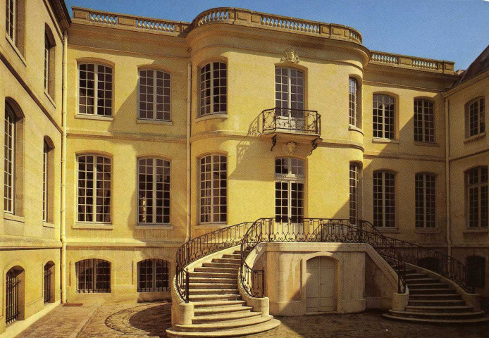 Hôtel de Madame du Barry - La Cour intérieure. Éditions d'Art Lys, Versailles