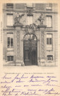 Versailles (S.-et-O.) - Porte de la Bibliothèque rue Gambetta. A. Bourdier, impr.-édit., Versailles