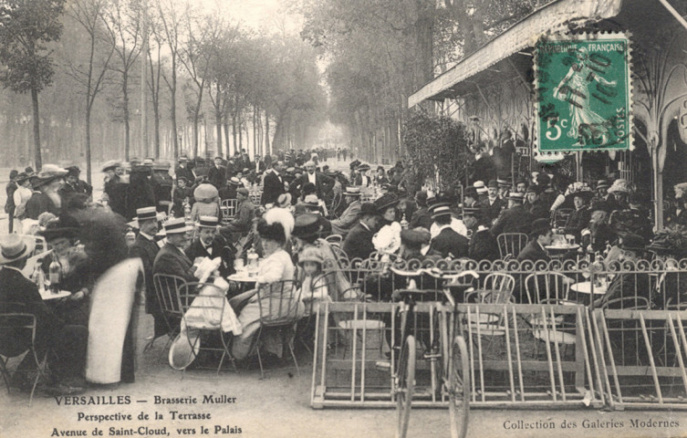 Versailles - Brasserie Muller - Perspective de la Terrasse - Avenue de Saint-Cloud, vers le Palais. Collection des Galeries Modernes