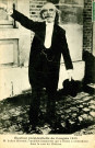 Élection présidentielle du Congrès 1913. M. Julien Hersent - candidat fantaisiste qui a réussi à s'introduire dans la cour du Château. F. Fleury, photo-Imp.-édit., Paris