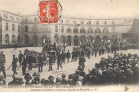 Les obsèques des victimes de la "République" - Les quatre Corbillards quittent la Caserne de Versailles. L.L.