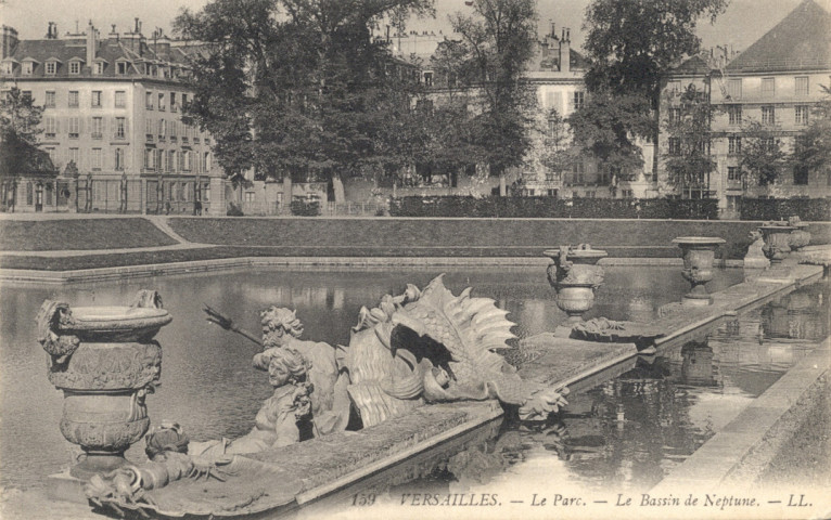 Versailles - Le Parc - Le Bassin de Neptune. L.L.