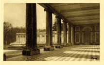 Les petits tableaux de Versailles - Palais du Grand Trianon ; le Péristyle. Mona, 28, avenue Victor-Emmanuel, Paris