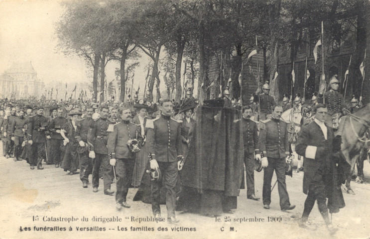 Catastrophe du dirigeable "République", le 25 Septembre 1909 - Les funérailles à Versailles - Les familles des victimes. C. Malcuit, phot-édit., Paris
