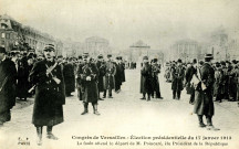 Congrès de Versailles - Élection présidentielle du 17 janvier 1913. La foule attend le départ de M. Poincaré, élu Président de la République. F. Fleury, photo-Imp.-édit., Paris