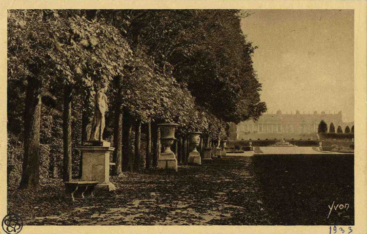 L'allée royale (Dans le fond, le Palais). Édition d'Art Yvon, Paris