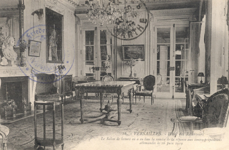 Versailles - Hôtel des Réservoirs - Le Salon de lecture où a eu lieu la remise de la réponse aux contre-propositions allemandes le 16 juin 1919. Mme Moreau, édit., Versailles