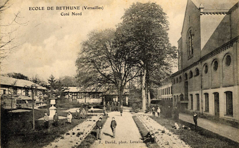 École de Béthune (Versailles) - Côté Nord. J. David, phot., Levallois-Paris